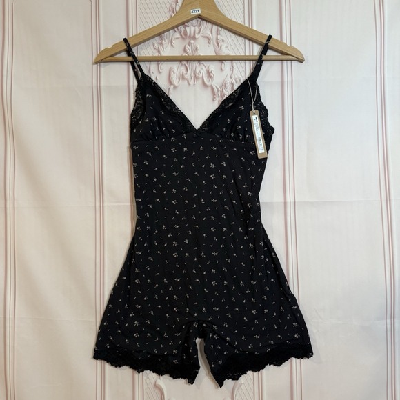 SKIMS Pants - Skims Fits Everybody Lace Triangle Romper Onyx Rosebud Print Size Medium NWT